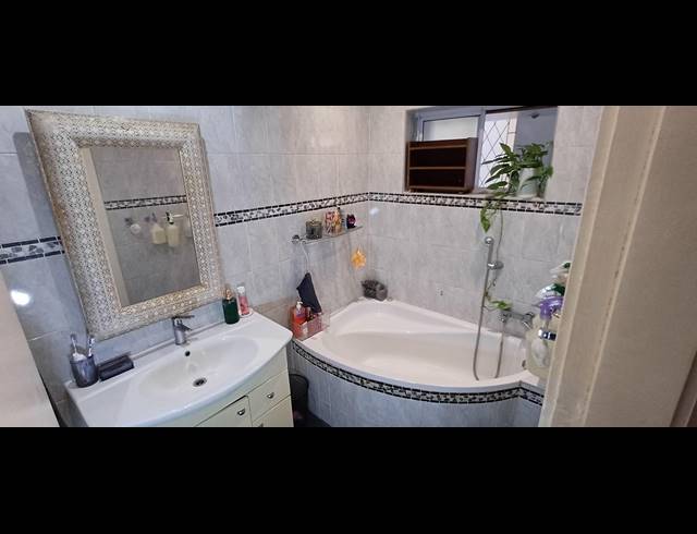 3 BEDROOM APARTMENT FOR SALE IN GLENWOOD